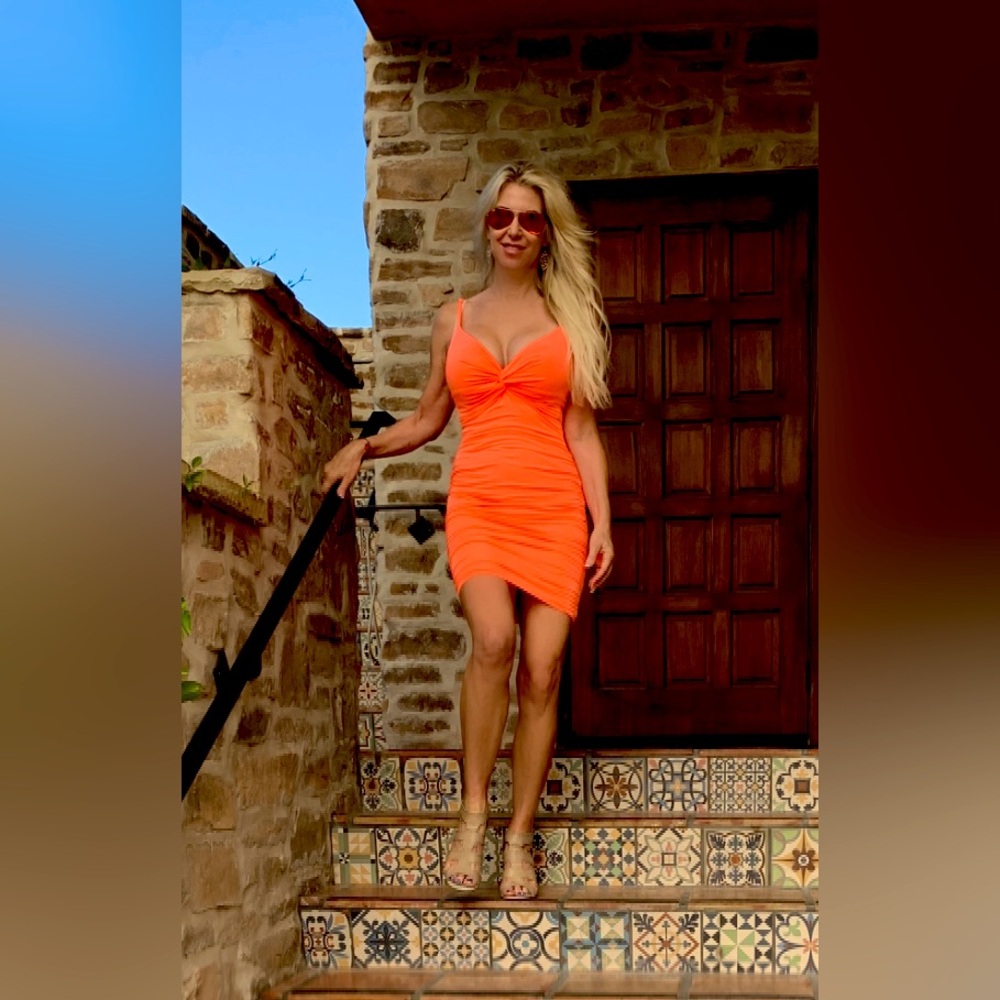 Salty bodycon neon tangerine 🍊 mini dress